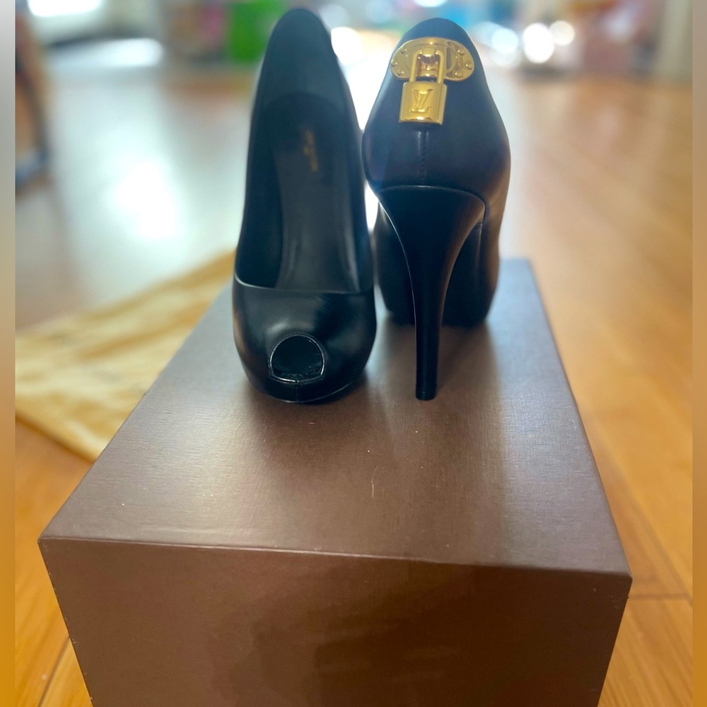 AUTHENTIC Louis Vuitton locket pumps high heels ☀️